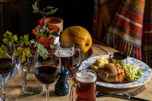 una mesa con un plato de comida y copas de vino en The George at Backwell, en Nailsea