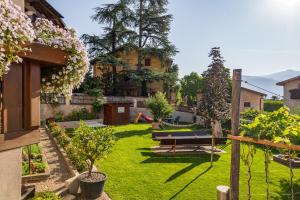 - un jardin avec une table de pique-nique dans la cour dans l'établissement Rebenheim, à Termeno