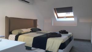 duas camas sentadas uma ao lado da outra num quarto em Casa Lilla em Cannobio
