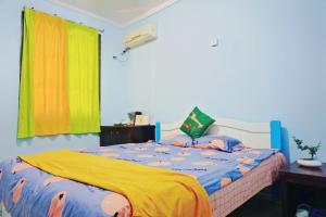 um quarto com uma cama com um cobertor de pokemon em 桂林时光驿青年客栈 em Guilin