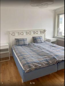 - une chambre dotée d'un lit avec une couverture en tresse et 2 oreillers dans l'établissement BB Snäckan Hönö, à Hönö