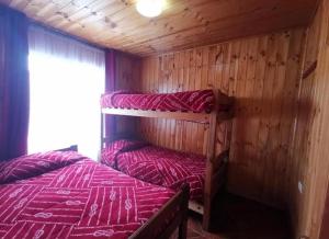 1 dormitorio con 2 literas en una cabaña en Cabañas amobladas en salto del laja a 2 minutos del puente salto del laja, en El Manzano