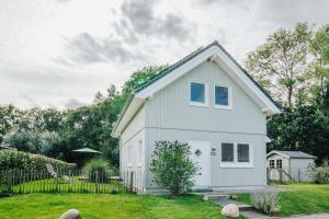 een wit tiny house in een yard bij Sorgenfrei in Brasilien