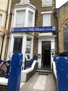 un edificio con un cartel que lee desde Villa Hotel en Fern Villa Hotel - Albert Road, en Blackpool