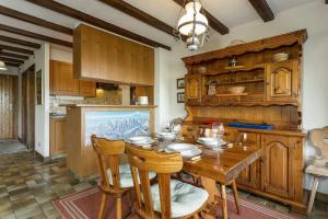 une salle à manger avec une table et des chaises en bois dans l'établissement Appartement Arolles 704, à La Tzoumaz