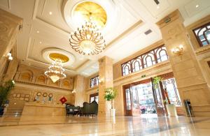 SENNA SUNSHINE INTERNATIONAL HOTEL في سيهانوكفيل: لوبي كبير مع ثريا في مبنى