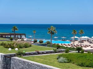ヘルソニソスにあるNana Princess Suites Villas & Spaの海を背景にしたリゾートの景色を望めます。