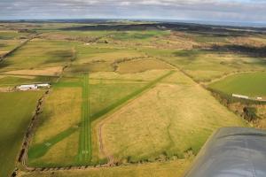 uma visão aérea de um campo a partir de um avião em Runaway Northumberland em Morpeth