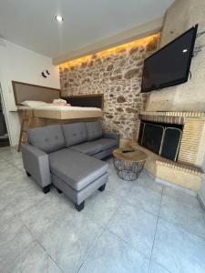 Televízia a/alebo spoločenská miestnosť v ubytovaní Papyrus City Centre Apartments