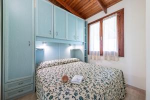 una camera da letto con un letto con un libro sopra di Green Village Resort a Villasimius