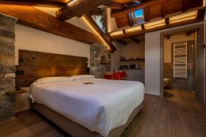 sypialnia z dużym białym łóżkiem w pokoju w obiekcie Eco Dimora Baltea - Affittacamere al Verde villaggio di Rumiod w mieście Saint-Pierre