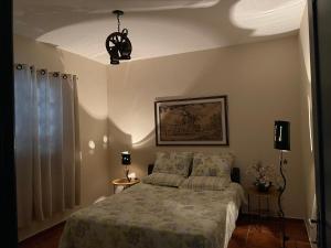 Sitio Renovo Juquitiba Hospedagens & Eventos tesisinde bir odada yatak veya yataklar