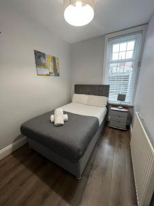 Cama ou camas em um quarto em Alexander Apartments South Shields 2