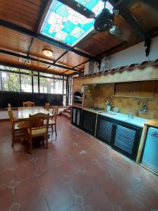 eine Küche mit einem Tisch und Stühlen sowie einem Fenster in der Unterkunft Villa Fabiana in San Felice Circeo