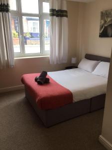 Een bed of bedden in een kamer bij Alexander Apartments South Shields 2