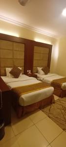 a hotel room with two beds in a room at ريف للشقق الفندقية in Medina