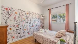 ein Schlafzimmer mit einem Bett mit Blumentapete in der Unterkunft La Pedriza de Loja by Ruralidays in Loja + 23 Fotos