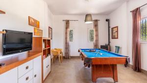 ein Wohnzimmer mit einem Billardtisch und einem TV in der Unterkunft La Pedriza de Loja by Ruralidays in Loja