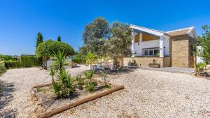 ein Haus mit einem Kieshof davor in der Unterkunft La Pedriza de Loja by Ruralidays in Loja