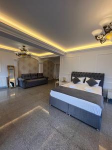 Ami Residence Bucharest Airport,Therme&FREE PARKING Otopeni客房内的一张或多张床位