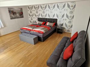 1 dormitorio con 1 cama y 1 sofá en Föller´s Gästehaus, en Neu-Anspach