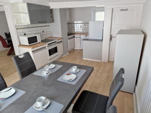 - une petite cuisine avec une table et des chaises dans la chambre dans l'établissement Föller´s Gästehaus, à Neu-Anspach