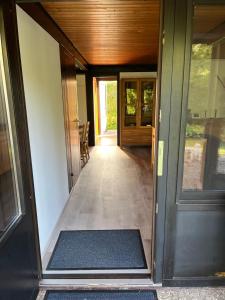 Billede fra billedgalleriet på Bungalow Nordschwarzwald im Ferienpark Schellbronn mit tollem Garten für Natur- und Tierliebhaber i Neuhausen