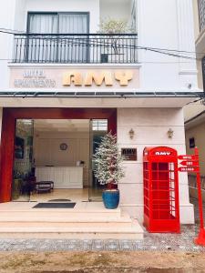 eine rote Telefonzelle vor einem Laden in der Unterkunft Amy Hotel & Apart' Hue in Hue