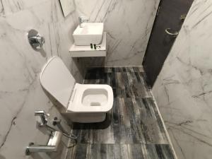 Vannituba majutusasutuses Hotel Classio Andheri - Near DN Nagar Metro Station