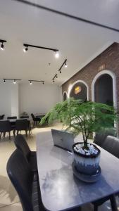ein Zimmer mit einem Tisch und einer Topfpflanze darauf in der Unterkunft Amy Hotel & Apart' Hue in Hue
