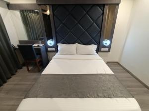 Voodi või voodid majutusasutuse Hotel Classio Andheri - Near DN Nagar Metro Station toas