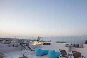 ヘルソニソスにあるSan Antonio Boutique Hotelの海の景色を望むバルコニー(椅子付)