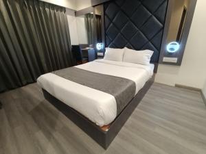 Voodi või voodid majutusasutuse Hotel Classio Andheri - Near DN Nagar Metro Station toas