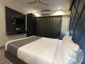 Voodi või voodid majutusasutuse Hotel Classio Andheri - Near DN Nagar Metro Station toas