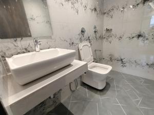 Vannituba majutusasutuses Hotel Classio Andheri - Near DN Nagar Metro Station