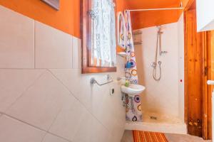 Kúpeľňa v ubytovaní Casale Geniva with Private Pool - Happy Rentals