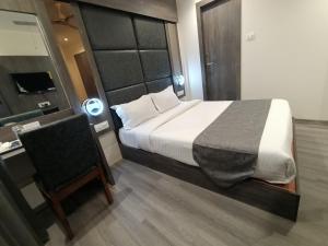 Voodi või voodid majutusasutuse Hotel Classio Andheri - Near DN Nagar Metro Station toas