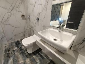 Vannituba majutusasutuses Hotel Classio Andheri - Near DN Nagar Metro Station