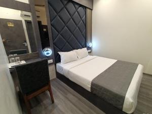 Voodi või voodid majutusasutuse Hotel Classio Andheri - Near DN Nagar Metro Station toas