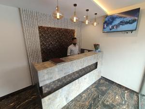 Lobby o reception area sa Hotel Classio Andheri - Near DN Nagar Metro Station