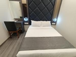Voodi või voodid majutusasutuse Hotel Classio Andheri - Near DN Nagar Metro Station toas