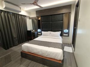 Voodi või voodid majutusasutuse Hotel Classio Andheri - Near DN Nagar Metro Station toas