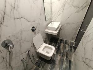 Vannituba majutusasutuses Hotel Classio Andheri - Near DN Nagar Metro Station