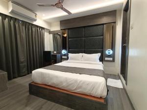Voodi või voodid majutusasutuse Hotel Classio Andheri - Near DN Nagar Metro Station toas