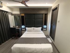 Voodi või voodid majutusasutuse Hotel Classio Andheri - Near DN Nagar Metro Station toas