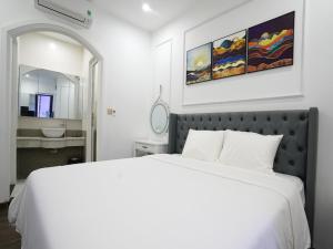 Ein Bett oder Betten in einem Zimmer der Unterkunft Amy Hotel & Apart' Hue
