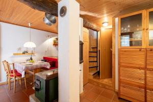eine Küche und ein Esszimmer mit einem Tisch und einem Esszimmer in der Unterkunft Rustico Stock - Happy Rentals in Lugano