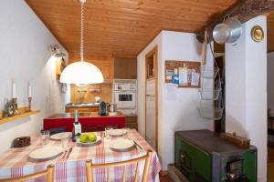 eine Küche mit einem Tisch und einem Obstteller darauf in der Unterkunft Rustico Stock - Happy Rentals in Lugano