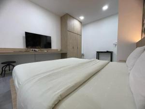 - une chambre avec un grand lit blanc et un bureau dans l'établissement Imperio,Res - Cozy -- Location -- Dual View, à Malacca