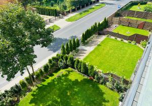 una vista aérea de un parque con césped y árboles en Premium Apartament Polna Szczecinek en Szczecinek